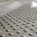 Pose de clous podotactiles inox en extérieur sur une grande longueur de plus de 8 mètres. Ce chantier a été réalisé pour une entrée de bureau à Levallois-Perret (92)